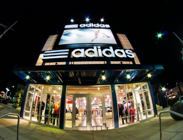 Adidas предостерегает от сокращения доходов из-за прекращения сотрудничества с Ye