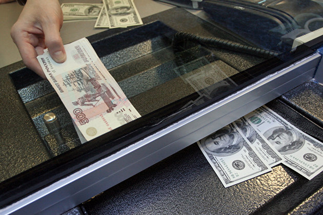 ЦБ: россияне в октябре купили на внутреннем рынке валюты на 73,8 миллиарда рублей